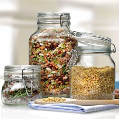 Uma fileira de potes de vidro herméticos cheios de diferentes tamanhos com grãos