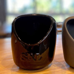 Saleiro de cerâmica preto da Ceraflame Gourmet, com design moderno e acabamento brilhante, ideal para mesa de café.