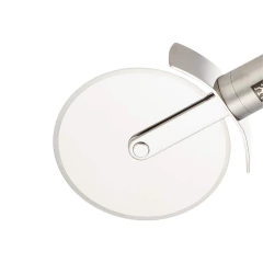cortador de pizza em aço inox gravado com a marca e com alça de pendurar