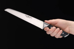 Uma pessoa segurando uma faca de pão importada