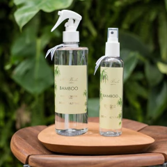 água para tecidos com maior e menor capacidade lado à lado em cima de uma mesa