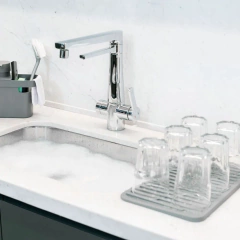 escorredor com copos secando ao lado de uma pia de cozinha