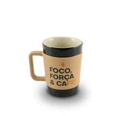 caneca borda preta com uma faixa ocre e escitra