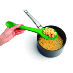 mulher utilizando colher vazada com furos para pegar o macarrão dentro de uma panela com água