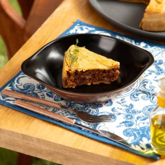 prato assadeira de cerâmica servindo um empadão