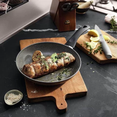 frigideira trinta e dois centímetros, com um pedaço de carne preparada, em um ambiente cozinha 