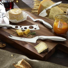 facas ZWILLING para cortar queijo em cima de uma tábua de madeira