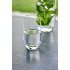 copo de cristal alumina serindo água