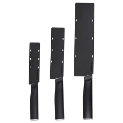 Jogo de 3 facas com capa protetora, feitas de aço japonês, para corte de carne, com cabos pretos e design moderno.