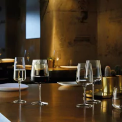 Conjunto de taças para vinho Nexo Gran Rosso da Bormioli Rocco, com diferentes tipos de vinho servido em uma mesa elegante.