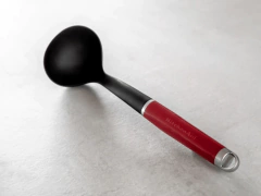 Concha de cozinha vermelha com alça para pendurar, marca KitchenAid.