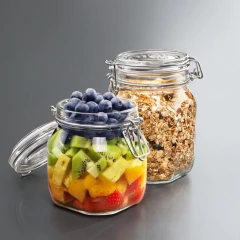 Potes de vidro herméticos com frutas picadas e granola.