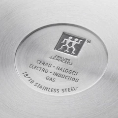 fundo da frigideira gravado com a marca