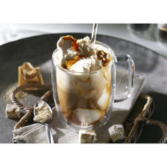 Latte dentro de uma caneca de vidro parede dupla