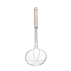 Escumadeira de aço inox com alça em creme da KitchenAid, ideal para cozinhar e escorrer alimentos.