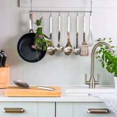 utensílios aço inox pendurados