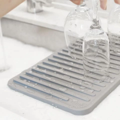 escorredor de plástico OU com taças secando em cima