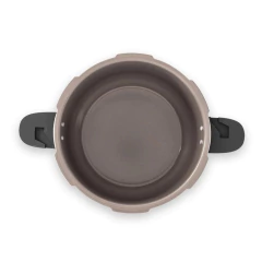 parte de dentro da panela escura e alças pretas