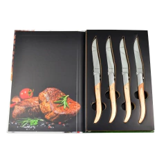 Estojo com Jogo c/ 4 facas importadas da itália para churrasco, com lâmina serrilhada de aço japonês e cabo de madeira, marca Legnoart