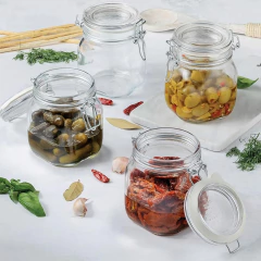 Potes de vidro herméticos com conservas e ingredientes diversos, incluindo azeitonas e tomates secos.
