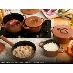 jogo de panelas distribuídas em cima de uma bancada