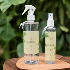 frasco aromatizante spray bamboo 200ml ao lado do frasco água para tecidos bamboo 500ml
