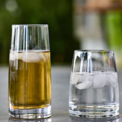dois copos de cristal diferentes lado à lado servindo drinks