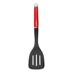 Espátula perfurada vermelha com alça para pendurar da marca KitchenAid.