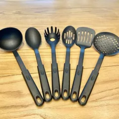 utensílios de nylon preto em cima de uma bancada