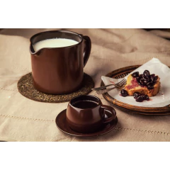 leiteira fervedor e caneca de cerâmica chocolate / marrom