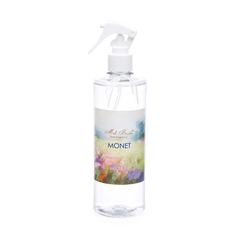 Frasco transparente de 500ml de Água de Tecidos Monet da Mels Brushes, com bico spray e rótulo colorido.