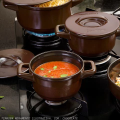 caçarolas de cerâmica preta em cima de um fogão