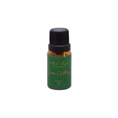 Frasco âmbar de essência aroma Green Village, com rótulo verde escuro, da marca Mels Brushes, imagem com fundo branco.