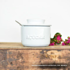 açucareiro com escrita em relevo com tampa e colher com todas as peças em cerâmica e brancas 