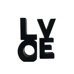 palavra love dividida em duas partes, a letra L em cima da letra O e a letra V sob a letra E, as letras estão de forma maiúscula e pintadas de preto.