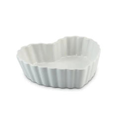 forma de cerâmica, em fomato de coração, cor branca, da marca ceraflame gourmet, para assar bolos ou tortas