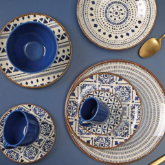 conjunto de canecas azul e pires com desenhos em azul e branco de cerâmica 