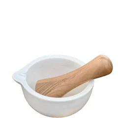 um pilão de cerâmica branco com um socador de madeira de carvalho marca Legnoart, importado da itália