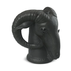 Caneco de cerâmica com formato de cabeça de bode na cor grafite, ideal para bebidas quentes e frias.