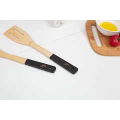 utensílios de bambu com o cabo preto em cima de uma bancada