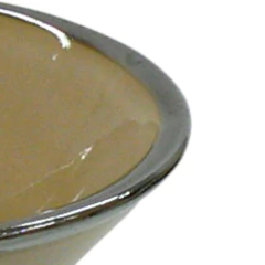 Cuia de cerâmica lisa na cor marrom claro, ideal para chimarrão, com design elegante.