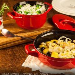 panelas de cerâmica servindo uma refeição