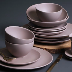 pratos, bowl e canecas mahogany em cima de uma mesa