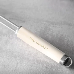Escumadeira de aço inox com alça creme da KitchenAid, ideal para cozinha.