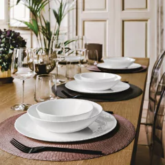 mesa posta com decorações, pratos e copos