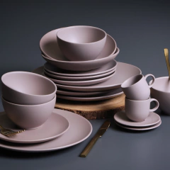 pratos, bowl e canecas mahogany em cima de uma mesa