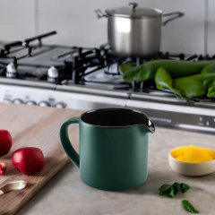 leitera fervedor de cerâmica em cima de uma mesa