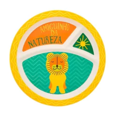 prato maior raso com três divisórias de diferentes tamanhos com desenho de um leão corpo inteiro, sol e frase 'amiguinho da natureza', cores do prato amarelo, verde água, verde e laranja