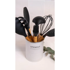 utensílios de silicone preto com o cabo de bambu dentro de um porta utensílios