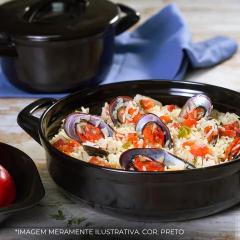 frigideira de cerâmica servindo uma refeição